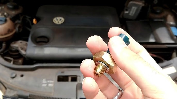 Análise do sensor de detonação Bosch universal O sensor de detonação é uma peça fundamental para o bom desempenho e proteção do motor. Ele atua prevenindo a famosa “batida de pino”, ajustando a queima do combustível de forma precisa. No mercado de reposição, o sensor de detonação Bosch universal se destaca como uma opção confiável e versátil — mas será que ele realmente entrega o desempenho esperado? Neste artigo, vamos analisar os principais pontos do sensor de detonação Bosch universal, destacando suas características, aplicações, vantagens, limitações e se ele vale o investimento.   🔍 O que é o sensor de detonação? Também conhecido como knock sensor, o sensor de detonação detecta vibrações anormais no motor causadas por combustão fora do tempo ideal. Quando isso ocorre, ele envia um sinal à central de injeção eletrônica (ECU), que ajusta o ponto de ignição para evitar danos ao motor. Sem essa correção, o motor pode sofrer perda de potência, aumento no consumo de combustível e, em casos extremos, danos aos pistões e válvulas.   🛠️ Características do sensor de detonação Bosch universal O sensor de detonação Bosch universal é projetado para atender uma ampla gama de veículos, sendo compatível com diversos modelos nacionais e importados. Entre suas principais características, destacam-se: Tecnologia piezoelétrica de alta sensibilidade Encaixe padrão com rosca M8 ou M12 (dependendo do modelo) Corpo robusto em alumínio com vedação reforçada Conector universal de 2 pinos Ampla faixa de leitura de frequência de vibração Compatibilidade com motores 4 e 6 cilindros   ✅ Vantagens do sensor Bosch universal ✔️ Marca reconhecida globalmente pela confiabilidade ✔️ Excelente resposta à vibração, com sinal limpo e preciso ✔️ Alta durabilidade e resistência térmica (acima de 150 °C) ✔️ Fácil de encontrar no mercado com bom suporte técnico ✔️ Indicado tanto para reposição em veículos originais quanto para projetos de preparação e performance ✔️ Boa relação custo-benefício   ⚠️ Pontos de atenção Apesar de ser “universal”, o sensor de detonação Bosch ainda deve seguir algumas recomendações de instalação: Verifique se o torque de aperto está correto (geralmente entre 15 a 25 Nm) A superfície de contato com o bloco do motor deve estar limpa e plana O sensor deve ser instalado na posição correta, preferencialmente próximo ao centro do bloco A central do veículo (ECU) precisa ser compatível com o sinal do sensor — especialmente em carros com gestão eletrônica mais sensível   🔄 Aplicações comuns O sensor Bosch universal pode ser utilizado em: Carros populares com motores de 1.0 a 2.0 L (Fiat, GM, Ford, VW) Veículos com injeção eletrônica multiponto Projetos de preparação (turbo, aspirado forte) com gerenciamento eletrônico programável Substituição de sensores OEM em veículos fora de linha, quando o modelo original está indisponível   💰 Preço e custo-benefício O valor do sensor de detonação Bosch universal costuma variar entre R$ 120 e R$ 180 (preço médio em 2025), dependendo do fornecedor e do tipo de conector. Comparado a peças paralelas de baixa qualidade, o Bosch oferece um equilíbrio ideal entre preço e desempenho, com durabilidade muito superior.   📋 Conclusão O sensor de detonação Bosch universal é uma excelente opção para quem busca segurança, desempenho e compatibilidade em uma peça de reposição. Com tecnologia avançada e a confiabilidade de uma das marcas mais respeitadas do mercado automotivo, ele atende bem tanto veículos originais quanto projetos customizados. Apesar do nome “universal”, é fundamental garantir que a instalação seja feita corretamente e que a ECU do carro seja compatível com o sinal gerado. Se você está enfrentando problemas com batida de pino, perda de potência ou quer evitar danos maiores ao motor, investir no sensor de detonação Bosch é uma escolha inteligente.