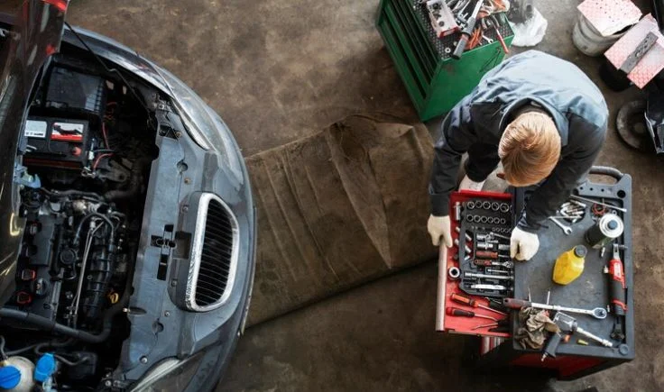 O sistema de freios ABS (Anti-lock Braking System) é um dos maiores avanços em segurança automotiva. Ele impede que as rodas travem em uma frenagem brusca, garantindo maior estabilidade e controle do veículo. O sensor ABS, também chamado de sensor de rotação da roda, é o componente responsável por monitorar a velocidade individual de cada roda e enviar essas informações à unidade de controle eletrônico (ECU do ABS). Quando esse sensor falha, a luz do ABS se acende no painel e o sistema deixa de atuar corretamente, colocando em risco a segurança. Diante disso, muitos motoristas se perguntam: é possível instalar um sensor ABS em casa? A resposta é: sim, desde que seja feito com os cuidados certos, conhecimento técnico e ferramentas adequadas. Neste artigo, vamos mostrar como instalar um sensor ABS em casa, destacando a importância da segurança, os passos essenciais e as recomendações para evitar erros comuns. O papel do sensor ABS no sistema de freios Antes de falarmos da instalação, é importante entender por que esse componente é tão relevante. O sensor ABS funciona em conjunto com um anel dentado (chamado de reluctor ring ou roda fônica), localizado no cubo da roda ou no semieixo. Quando o carro está em movimento, o sensor monitora a rotação da roda e envia sinais elétricos para a ECU do ABS. Se o sistema detectar que uma roda está prestes a travar, ele alivia momentaneamente a pressão hidráulica do freio nessa roda, evitando a derrapagem. Ou seja: sem o sensor funcionando corretamente, o ABS não atua — e você perde uma camada essencial de segurança. Quando trocar o sensor ABS? Alguns sinais comuns de falha incluem: Luz do ABS acesa no painel. Perda da função ABS: as rodas podem travar em frenagens fortes. Ruídos metálicos na roda: em alguns casos, causados por desgaste no anel fônico. Leitura incorreta no scanner OBD2: ao escanear, aparece código de falha relacionado ao sensor. Se qualquer um desses sintomas aparecer, é hora de verificar e substituir o sensor. É seguro instalar em casa? Instalar um sensor ABS em casa é possível, mas exige: Ferramentas adequadas. Conhecimento básico de mecânica. Respeito às normas de segurança. Um erro na instalação pode comprometer o funcionamento do ABS, aumentando o risco de acidentes. Portanto, se você não tem experiência ou confiança, a recomendação é sempre procurar um mecânico especializado. No entanto, se decidir fazer em casa, siga os passos com atenção. Ferramentas e materiais necessários Para instalar um sensor ABS em casa, você vai precisar de: Jogo de chaves soquete e catraca. Chaves Allen ou Torx (dependendo do modelo do carro). Alicates universais. Macaco hidráulico e cavaletes de apoio. Escova de aço (para limpeza do local de instalação). Multímetro (para verificar continuidade elétrica, opcional). Sensor ABS novo e compatível com o veículo. Luvas de proteção e óculos de segurança. Passo a passo: instalando o sensor ABS em casa 1. Prepare o veículo com segurança Estacione em local plano. Acione o freio de estacionamento. Afrouxe levemente os parafusos da roda onde será feita a substituição. Levante o carro com o macaco e apoie-o em cavaletes. Nunca trabalhe apenas com o macaco. ⚠️ Segurança em primeiro lugar: nunca faça o serviço com o carro apoiado apenas no macaco, pois ele pode ceder. 2. Remova a roda Retire totalmente os parafusos da roda. Retire a roda e deixe-a em local seguro. 3. Localize o sensor ABS O sensor geralmente está instalado próximo ao cubo da roda, fixado com um parafuso. Siga o fio elétrico até o conector, que costuma estar preso ao chassi ou amortecedor. 4. Desconecte o sensor antigo Localize o conector elétrico e desconecte-o com cuidado. Retire os clipes ou presilhas que prendem o chicote do sensor. Desparafuse o sensor antigo com a chave adequada. Se estiver muito preso por ferrugem ou sujeira, use desengripante e uma escova de aço. 5. Instale o novo sensor Limpe bem a área onde o sensor será instalado. Posicione o sensor novo no lugar e fixe-o com o parafuso original. Passe o chicote pelo mesmo caminho do original e prenda-o nas presilhas. Conecte novamente o plugue elétrico, certificando-se de que o encaixe ficou firme. 6. Monte a roda Coloque a roda novamente no cubo. Aperte os parafusos manualmente. Abaixe o carro do cavalete e finalize o aperto em cruz, garantindo que a roda fique bem firme. 7. Teste o sistema Ligue o carro e observe se a luz do ABS no painel apaga após alguns segundos. Faça um teste em baixa velocidade, em local seguro, aplicando o freio de forma moderada. Se tudo estiver correto, o ABS funcionará normalmente. Caso a luz permaneça acesa, pode ser necessário usar um scanner OBD2 para apagar o código de erro e confirmar a comunicação correta do novo sensor. Erros comuns ao instalar sensor ABS em casa Não desligar a bateria antes do serviço: embora não seja obrigatório, é uma boa prática para evitar curto-circuitos. Colocar o sensor desalinhado: se ele não estiver corretamente posicionado em relação ao anel fônico, o sistema falhará. Usar sensores paralelos de baixa qualidade: podem durar pouco tempo ou apresentar leituras incorretas. Esquecer de fixar o chicote elétrico: fios soltos podem se romper com o movimento da suspensão. Não testar após a instalação: sempre verifique se o ABS voltou a funcionar antes de usar o carro em estradas. Original vs paralelo: qual escolher para o sensor ABS? Sensor original: oferece maior precisão, durabilidade e compatibilidade perfeita. Ideal para quem busca confiabilidade. Sensor paralelo: pode ser mais barato, mas a qualidade varia bastante. Se optar por um paralelo, escolha marcas reconhecidas, como Bosch, Delphi ou Magneti Marelli. Cuidados extras de segurança Sempre utilize EPIs: luvas, óculos e calçados fechados. Nunca trabalhe com o carro em piso irregular. Se tiver dúvidas no meio do processo, pare e consulte o manual de serviço do veículo. Não faça o serviço se o sensor estiver integrado a rolamentos ou cubos de roda selados — nesses casos, apenas oficinas especializadas devem realizar a substituição. Conclusão Substituir o sensor ABS em casa é uma tarefa possível para motoristas que possuem algum conhecimento em mecânica e seguem corretamente as normas de segurança. O processo envolve remover a roda, trocar o sensor antigo por um novo, conectar corretamente os cabos e testar o sistema. O maior cuidado deve ser com a instalação correta e a utilização de peças de qualidade, preferencialmente originais. No entanto, é importante lembrar: a segurança deve vir sempre em primeiro lugar. O ABS é um sistema vital de proteção, e qualquer erro pode comprometer sua eficácia. Se houver dúvidas durante a instalação, o mais indicado é procurar uma oficina especializada. 👉 Em resumo: instalar um sensor ABS em casa pode gerar economia, mas nunca deve comprometer a segurança do motorista e dos passageiros.