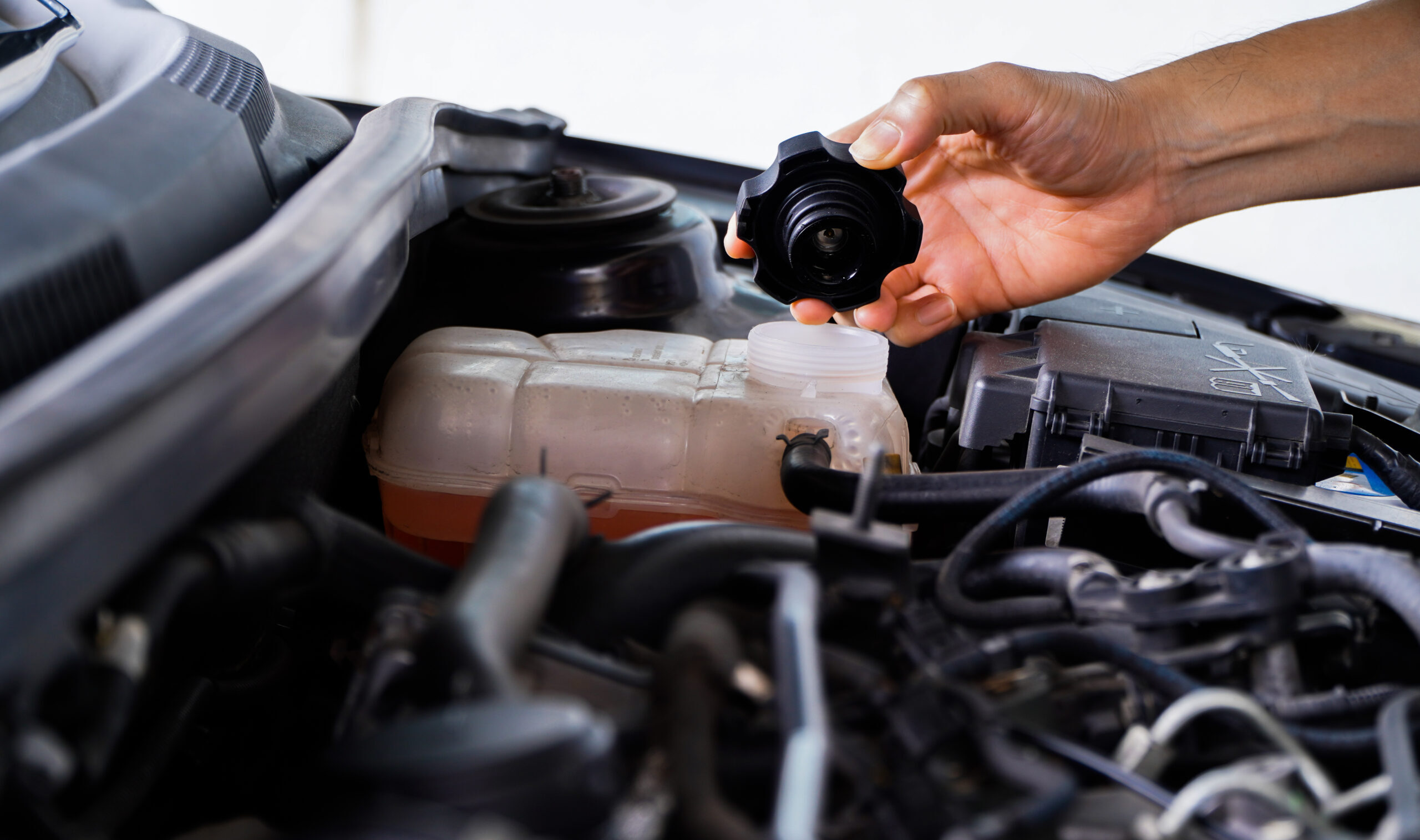 Por que o sensor de temperatura às vezes dispara o ventilador com o motor frio?
