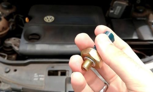 Análise do sensor de detonação Bosch universal
O sensor de detonação é uma peça fundamental para o bom desempenho e proteção do motor. Ele atua prevenindo a famosa “batida de pino”, ajustando a queima do combustível de forma precisa. No mercado de reposição, o sensor de detonação Bosch universal se destaca como uma opção confiável e versátil — mas será que ele realmente entrega o desempenho esperado?

Neste artigo, vamos analisar os principais pontos do sensor de detonação Bosch universal, destacando suas características, aplicações, vantagens, limitações e se ele vale o investimento.

 

🔍 O que é o sensor de detonação?

Também conhecido como knock sensor, o sensor de detonação detecta vibrações anormais no motor causadas por combustão fora do tempo ideal. Quando isso ocorre, ele envia um sinal à central de injeção eletrônica (ECU), que ajusta o ponto de ignição para evitar danos ao motor.

Sem essa correção, o motor pode sofrer perda de potência, aumento no consumo de combustível e, em casos extremos, danos aos pistões e válvulas.

 

🛠️ Características do sensor de detonação Bosch universal

O sensor de detonação Bosch universal é projetado para atender uma ampla gama de veículos, sendo compatível com diversos modelos nacionais e importados. Entre suas principais características, destacam-se:

Tecnologia piezoelétrica de alta sensibilidade

Encaixe padrão com rosca M8 ou M12 (dependendo do modelo)

Corpo robusto em alumínio com vedação reforçada

Conector universal de 2 pinos

Ampla faixa de leitura de frequência de vibração

Compatibilidade com motores 4 e 6 cilindros

 

✅ Vantagens do sensor Bosch universal

✔️ Marca reconhecida globalmente pela confiabilidade
✔️ Excelente resposta à vibração, com sinal limpo e preciso
✔️ Alta durabilidade e resistência térmica (acima de 150 °C)
✔️ Fácil de encontrar no mercado com bom suporte técnico
✔️ Indicado tanto para reposição em veículos originais quanto para projetos de preparação e performance
✔️ Boa relação custo-benefício

 

⚠️ Pontos de atenção

Apesar de ser “universal”, o sensor de detonação Bosch ainda deve seguir algumas recomendações de instalação:

Verifique se o torque de aperto está correto (geralmente entre 15 a 25 Nm)

A superfície de contato com o bloco do motor deve estar limpa e plana

O sensor deve ser instalado na posição correta, preferencialmente próximo ao centro do bloco

A central do veículo (ECU) precisa ser compatível com o sinal do sensor — especialmente em carros com gestão eletrônica mais sensível

 

🔄 Aplicações comuns

O sensor Bosch universal pode ser utilizado em:

Carros populares com motores de 1.0 a 2.0 L (Fiat, GM, Ford, VW)

Veículos com injeção eletrônica multiponto

Projetos de preparação (turbo, aspirado forte) com gerenciamento eletrônico programável

Substituição de sensores OEM em veículos fora de linha, quando o modelo original está indisponível

 

💰 Preço e custo-benefício

O valor do sensor de detonação Bosch universal costuma variar entre R$ 120 e R$ 180 (preço médio em 2025), dependendo do fornecedor e do tipo de conector. Comparado a peças paralelas de baixa qualidade, o Bosch oferece um equilíbrio ideal entre preço e desempenho, com durabilidade muito superior.

 

📋 Conclusão

O sensor de detonação Bosch universal é uma excelente opção para quem busca segurança, desempenho e compatibilidade em uma peça de reposição. Com tecnologia avançada e a confiabilidade de uma das marcas mais respeitadas do mercado automotivo, ele atende bem tanto veículos originais quanto projetos customizados.

Apesar do nome “universal”, é fundamental garantir que a instalação seja feita corretamente e que a ECU do carro seja compatível com o sinal gerado.

Se você está enfrentando problemas com batida de pino, perda de potência ou quer evitar danos maiores ao motor, investir no sensor de detonação Bosch é uma escolha inteligente.