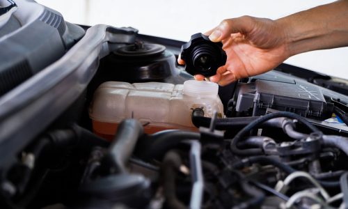 Por que o sensor de temperatura às vezes dispara o ventilador com o motor frio?